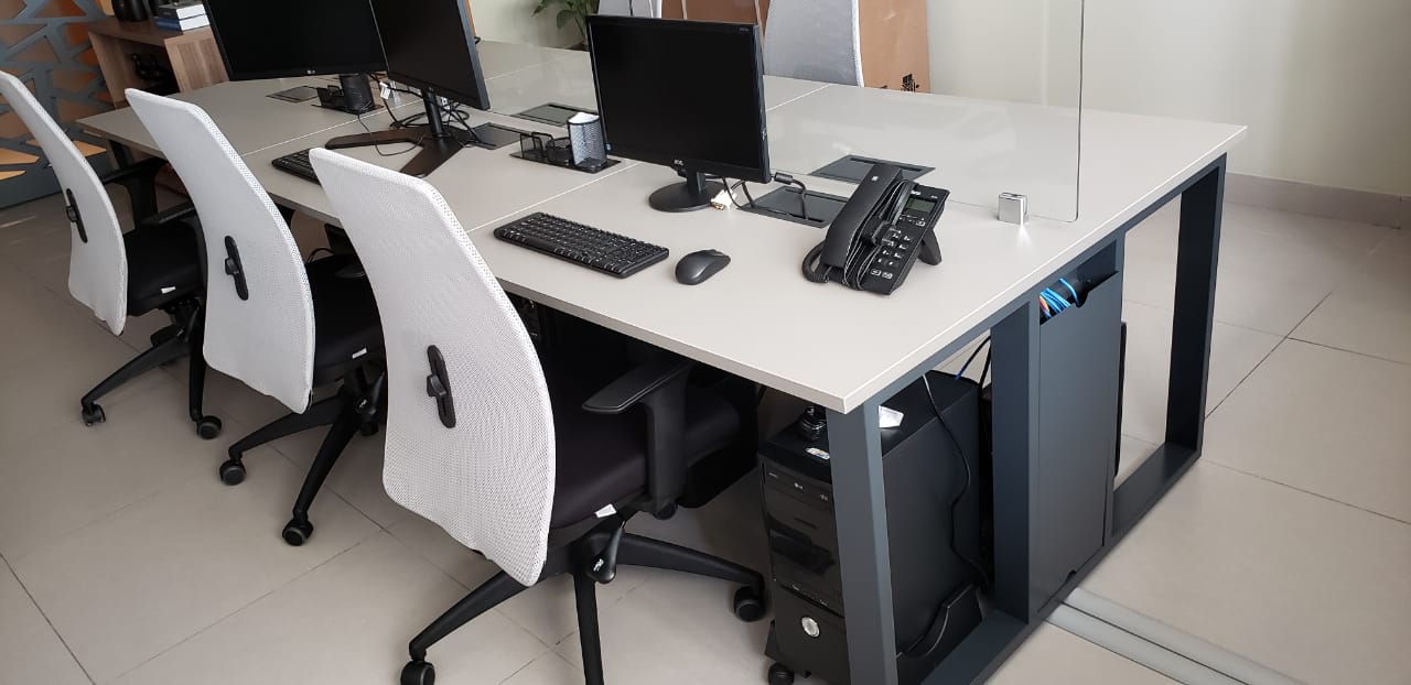 Mesa Plataforma com Tomada BH, Estação de Trabalho com Tomada BH, Mesa com Caixa de Tomada BH, Mobiliário Corporativo BH, Conectividade Corporativa BH, Layout Corporativo BH, Piso Elevado com Tomadas BH, Divisórias Corporativas BH, Cadeira Corporativa BH, Ergonomia no Escritório BH, Design de Escritório Moderno BH, Conectividade no Escritório BH, Organização de Cabos BH, Infraestrutura Corporativa BH, Estação Operacional BH, Escritório Tecnológico BH, Projeto Corporativo BH, Soluções em Mobiliário BH, Ambiente Corporativo Moderno BH, Estações de Trabalho BH, Interiores Corporativos, Interiores Corporativos BH, Interiores Corporativos MG,
