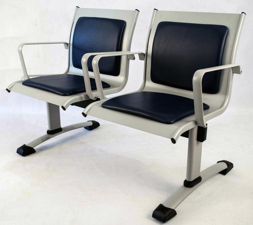 cadeiras em logarina, poltronas interligadas, cadeiras para sala de espera, mobiliário para recepção, cadeiras fixas para empresas, organização em ambientes corporativos, cadeiras para recepção de escritório, mobiliário corporativo, cadeiras com base metálica, cadeiras resistentes para espera, conforto em recepção, design para ambientes de espera,
