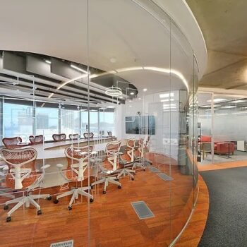 divisórias especiais, divisórias corporativas, divisórias para escritório, divisórias de vidro, divisórias acústicas, otimização de espaço corporativo, ambientes corporativos, design de interiores corporativo, layout de escritório, organização de ambientes, mobiliário corporativo, conforto no trabalho, produtividade no escritório, decoração corporativa, soluções para escritório