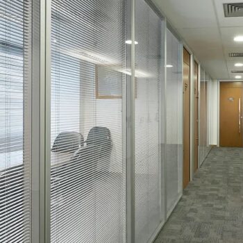 divisória em vidro duplo, persiana embutida em vidro, sala de reunião com privacidade, isolamento acústico corporativo, divisória para escritórios modernos, design corporativo com vidro, persiana magnética para salas, divisória com controle visual, divisória com sofisticação, arquitetura corporativa, salas de reunião elegantes, soluções corporativas em vidro, divisória com conforto acústico,