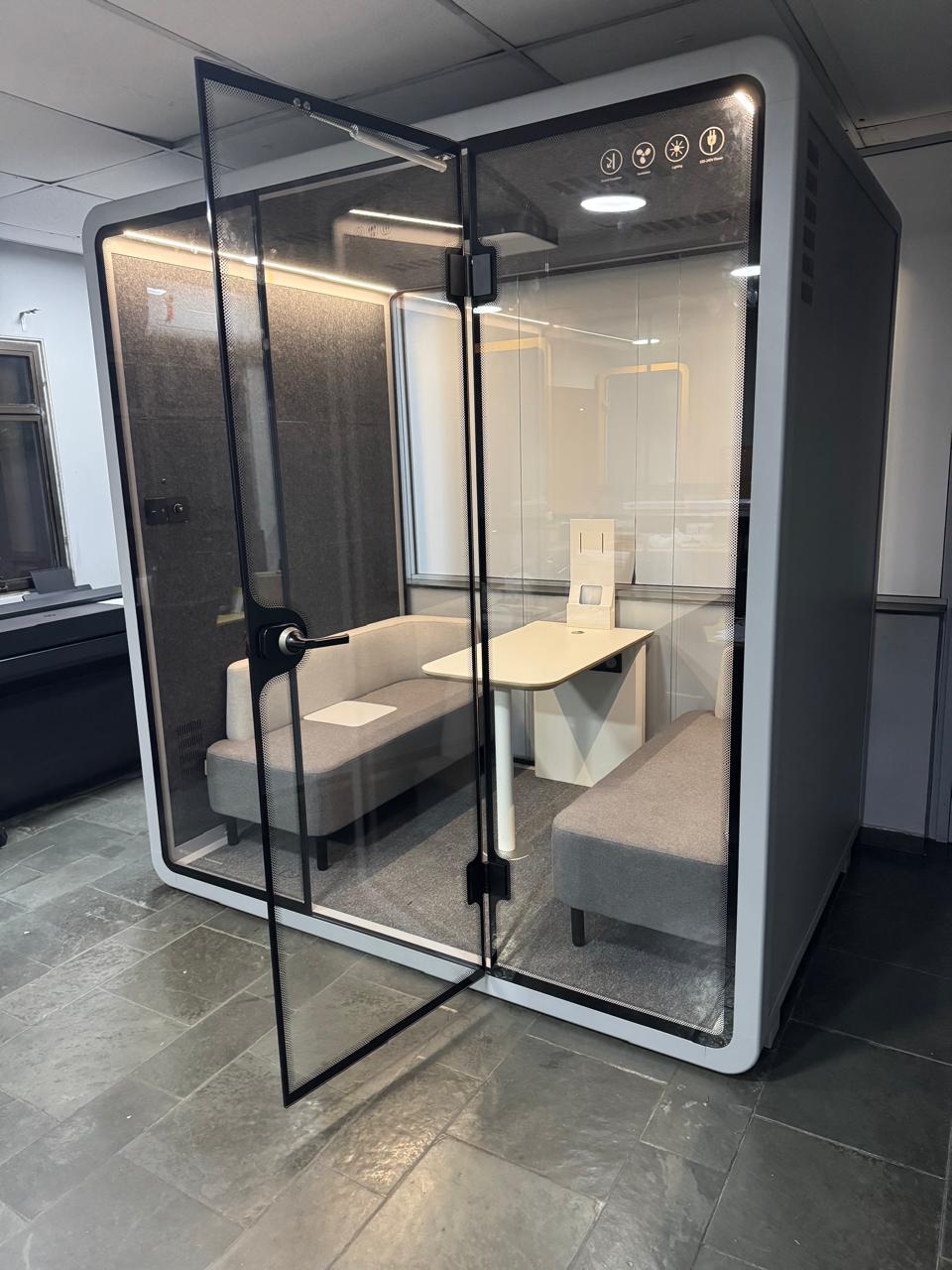 Cabine Acústica Corporativa BH, Mobiliário Corporativo BH, Isolamento Acústico Escritório BH, Cabine Acústica Escritório BH, Cabine Telefônica Corporativa BH, Cabine de Reunião BH, Espaço de Concentração BH, Móveis Corporativos de Alto Padrão BH, Cadeiras Ergonômicas BH, Divisórias Acústicas BH, Divisórias em Vidro BH, Piso Elevado BH, Caixa de Tomada para Escritório BH, Layout Corporativo BH, Ambientes de Trabalho Modernos BH, Escritório Funcional BH, Escritório Conectado BH, Projeto de Escritório BH, Soluções Acústicas Corporativas BH, Espaços de Alta Performance BH,