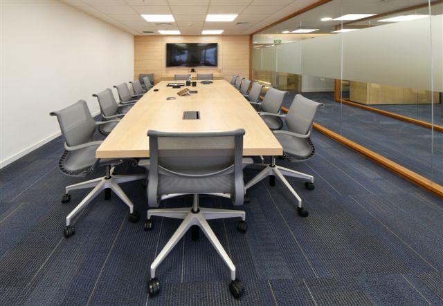 o dimensionamento de uma mesa de reunião para 20 pessoas parte da borda ocupada por assento e da circulação da sala, e não do tamanho isolado do móvel.