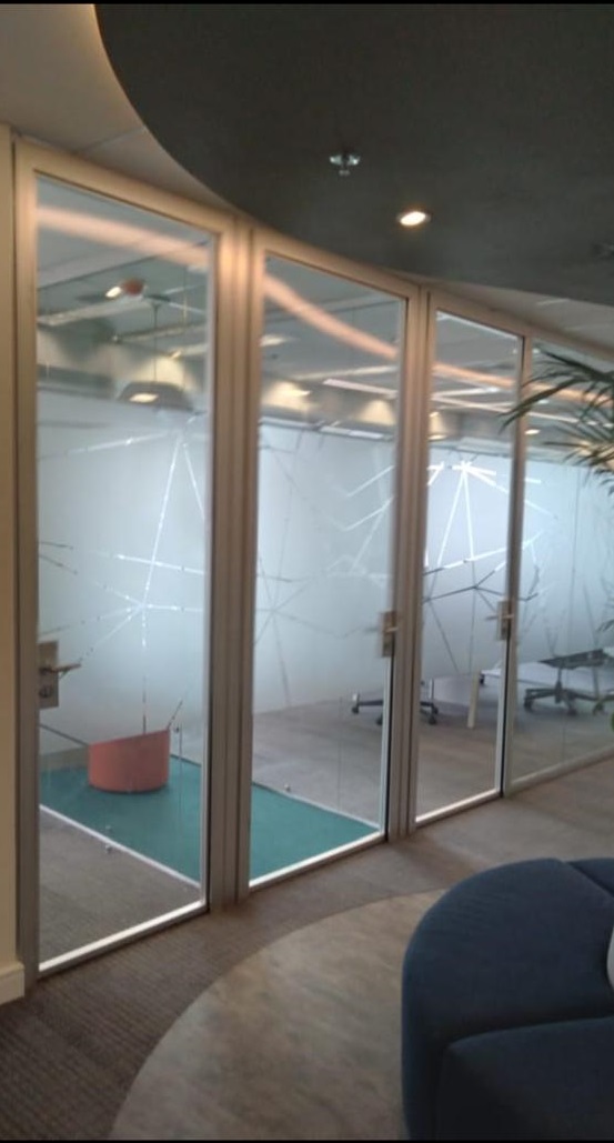 Divisória de Vidro BH, Divisória com Estrutura em Alumínio BH, Divisória Corporativa BH, Layout Corporativo BH, Ambientes Corporativos Modernos BH, Design Corporativo BH, Iluminação Natural no Escritório BH, Mobiliário Corporativo BH, Escritório Sofisticado BH, Divisória de Vidro para Sala de Reunião BH, Espaço de Trabalho Integrado BH, Arquitetura Corporativa BH, Flexibilidade no Ambiente de Trabalho BH, Divisória Transparente BH, Soluções Corporativas BH