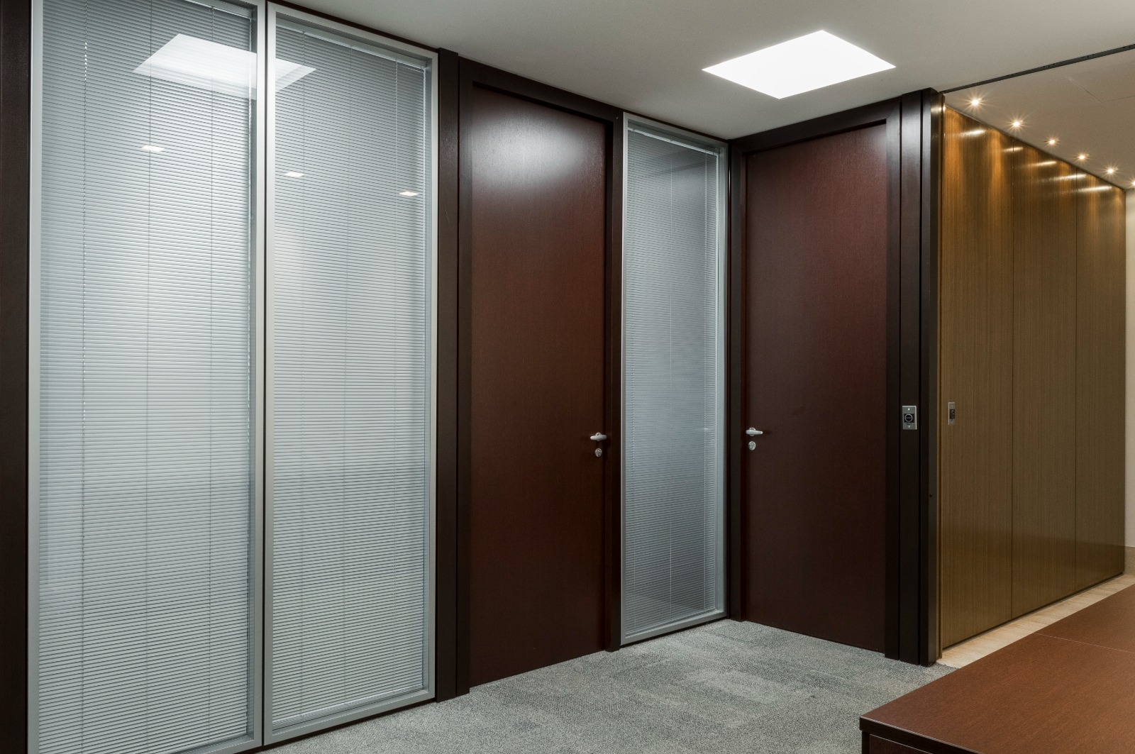 Divisória de Vidro Duplo BH, Divisória com Persiana Embutida BH, Divisória Corporativa BH, Divisória de Alto Padrão BH, Isolamento Acústico Corporativo BH, Layout Corporativo BH, Vidro com Persianas BH, Divisória para Sala de Reunião BH, Divisória para Diretoria BH, Arquitetura Corporativa BH, Mobiliário Planejado BH, Projeto Corporativo BH, Espaço Corporativo Premium BH, Andar Corporativo BH, Divisória com Estrutura de Alumínio BH,