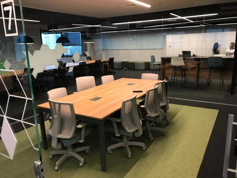 Mesa Corporativa Com Caixa De Tomadas BH, Caixa De Tomadas Corporativa BH, Mobiliário Corporativo BH, Escritório Moderno BH, Design Corporativo BH, Ambientes Produtivos BH, Arquitetura Corporativa BH, Interiores Corporativos BH,