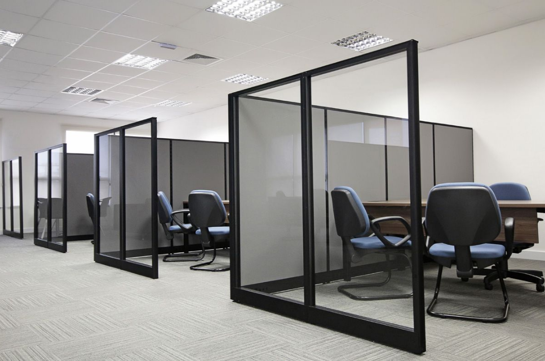 Divisória Painel Baixo em Vidro BH, Divisória de Vidro Corporativa BH, Divisórias para Escritório BH, Mobiliário Corporativo BH, Estações de Trabalho Corporativas BH, Divisória Modular BH, Layout Corporativo Moderno BH, Divisória com Alumínio BH, Divisória com Passagem de Cabos BH, Ambientes Colaborativos BH, Mobiliário Funcional BH, Projeto de Escritório BH, Espaço Corporativo BH, Escritório Moderno BH, Divisória de Vidro Estética BH, Soluções Corporativas BH, Divisória para Open Space BH, Mobiliário Corporativo de Alto Padrão BH, Divisórias Especiais BH, Divisória com Design Contemporâneo BH, Divisórias em Vidro Fume BH, Divisória com Perfil Slim BH,