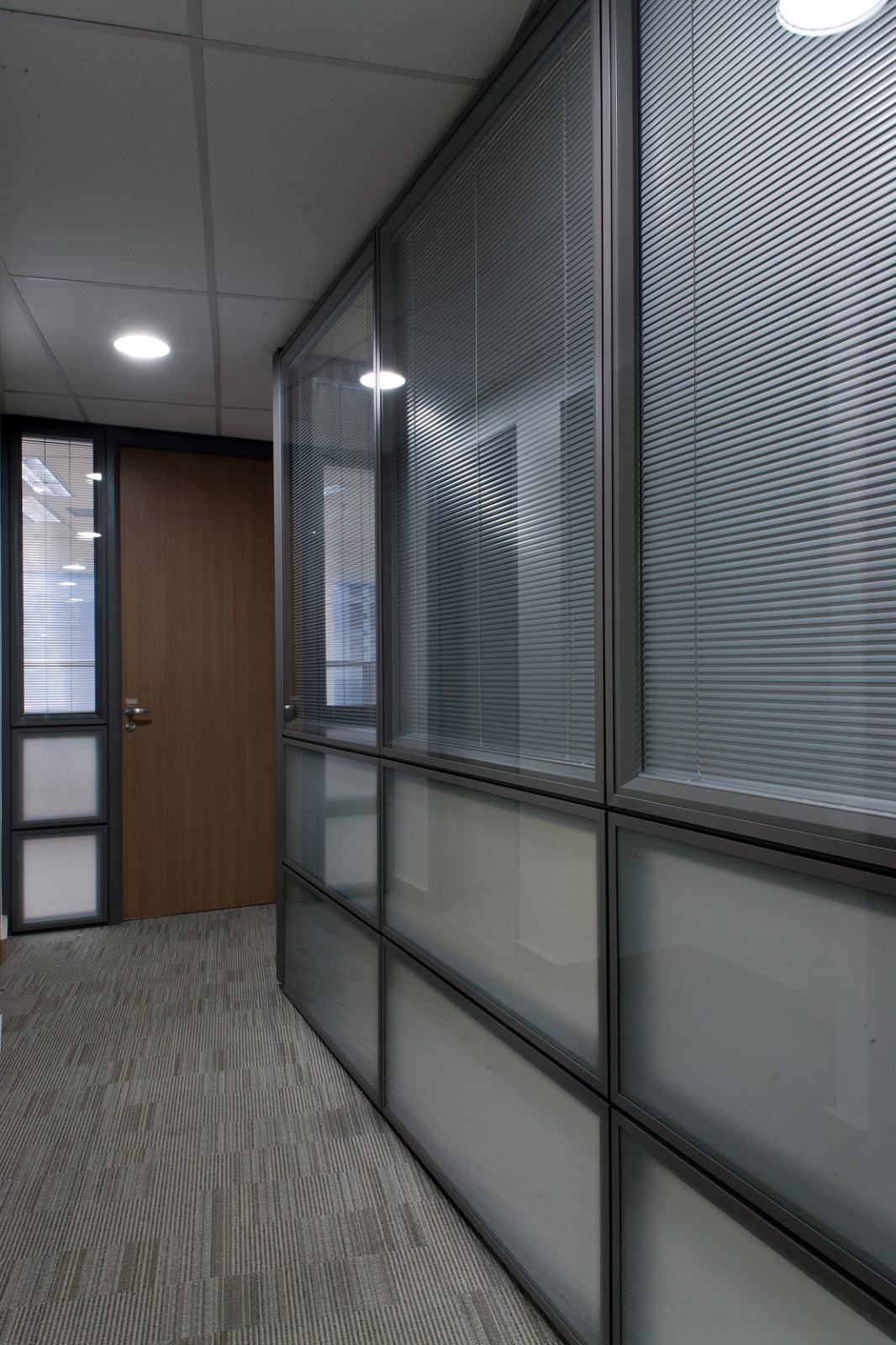 As divisórias corporativas em vidro duplo com persianas oferecem inúmeras vantagens para o ambiente de trabalho, reunindo conforto, ergonomia, funcionalidade e design sofisticado e moderno. Essa solução transforma o escritório em um espaço mais produtivo, organizado e alinhado às exigências do mercado corporativo.