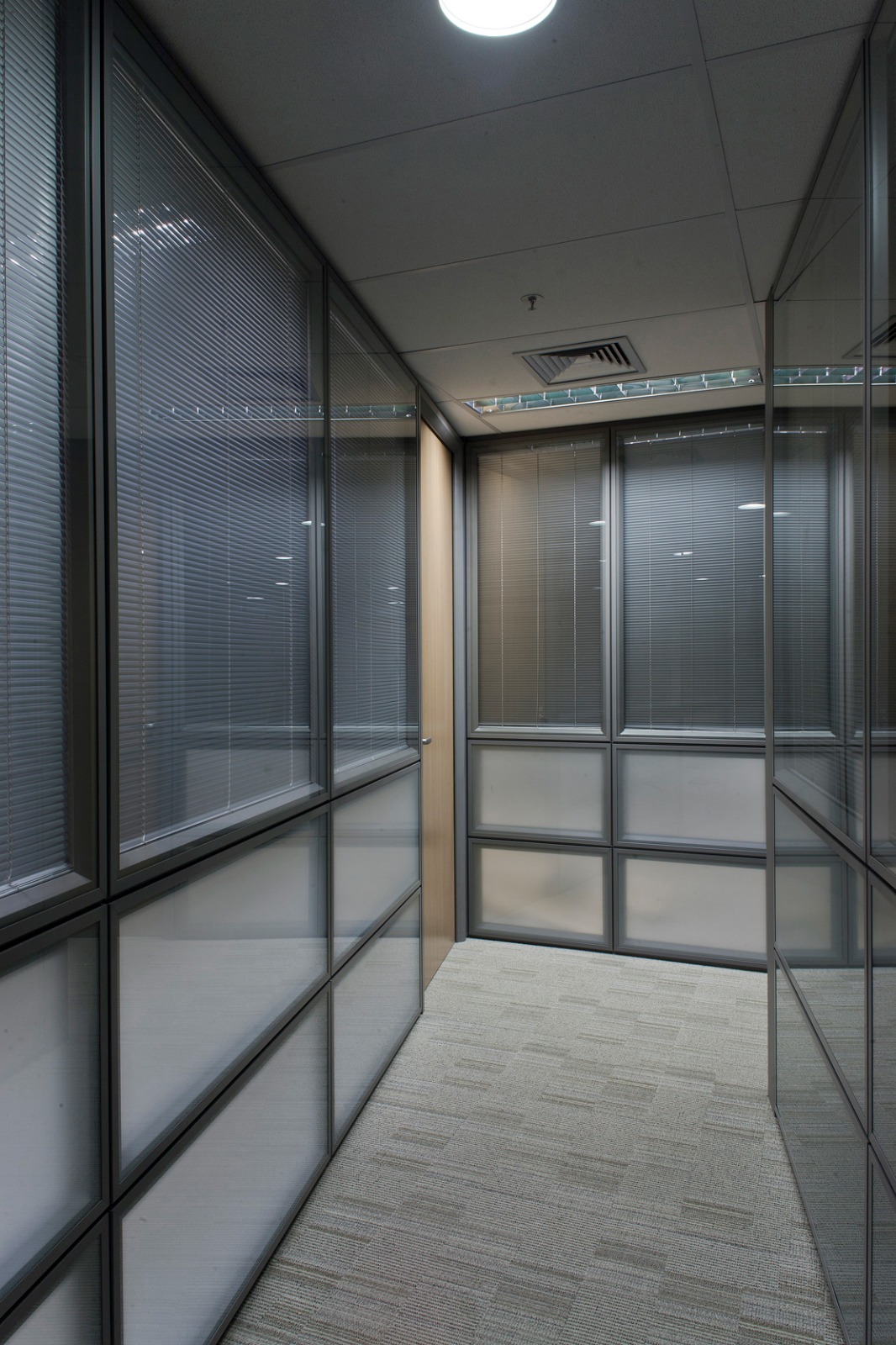 Vidro Temperado BH, Vidro Laminado BH, Divisórias em Vidro BH, Mobiliário Corporativo BH, Escritório Moderno BH, Vidro de Segurança BH, Isolamento Acústico Corporativo BH, Divisória Piso Teto BH, Ambientes Corporativos Sofisticados BH, Ergonomia e Design Corporativo BH, Interiores Corporativos BH,