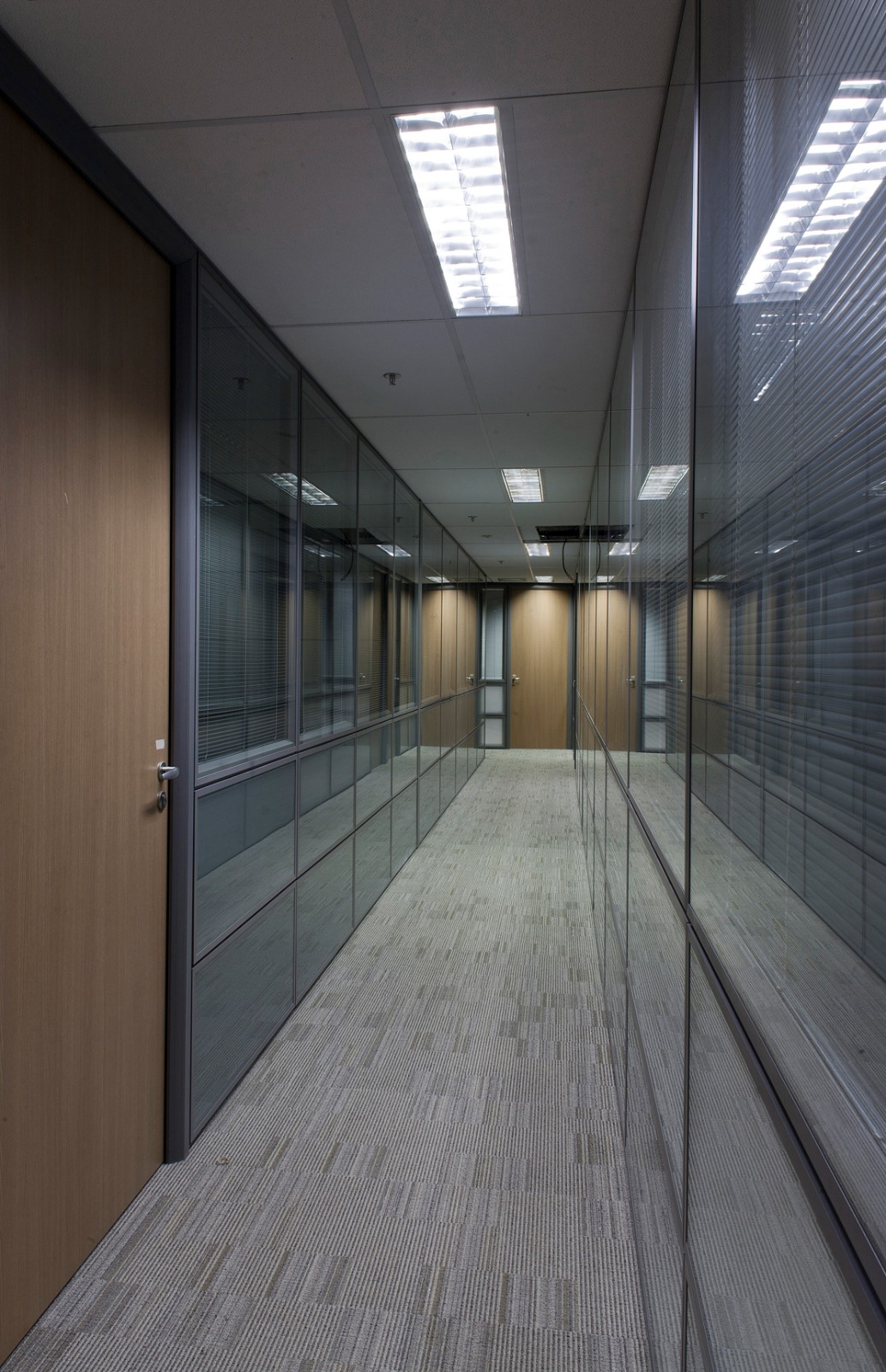 divisórias corporativas, mobiliário corporativo, espaço de trabalho, design de interiores, ambiente corporativo, vidro temperado, cabine acústica, piso elevado, infraestrutura corporativa, readequação de espaço, remanejamento corporativo, solução integrada, produtividade, bem-estar corporativo, identidade visual, arquitetura corporativa, divisória vidro, divisória MDF, painéis corporativos, biombos, portas telescópicas, cabeamento estruturado, assistência técnica, montagem especializada, B2B, interiores corporativos, flexibilidade de espaço, otimização de ambiente, escritório moderno, espaço colaborativo,