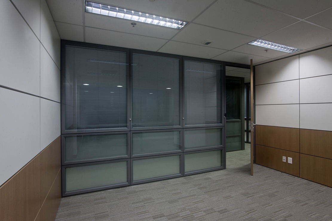 divisórias corporativas, divisória de vidro, divisória acústica, readequação de layout, serviços de montagem, cabeamento estruturado, infraestrutura corporativa, design corporativo, arquitetos, designers de interiores, B2B, escritório moderno, flexibilidade de espaço, divisória piso a teto, divisória de vidro duplo, divisória de vidro polarizado, cabine acústica corporativa, Interiores Corporativos, Interiores Corporativos BH, Interiores Corporativos MG,