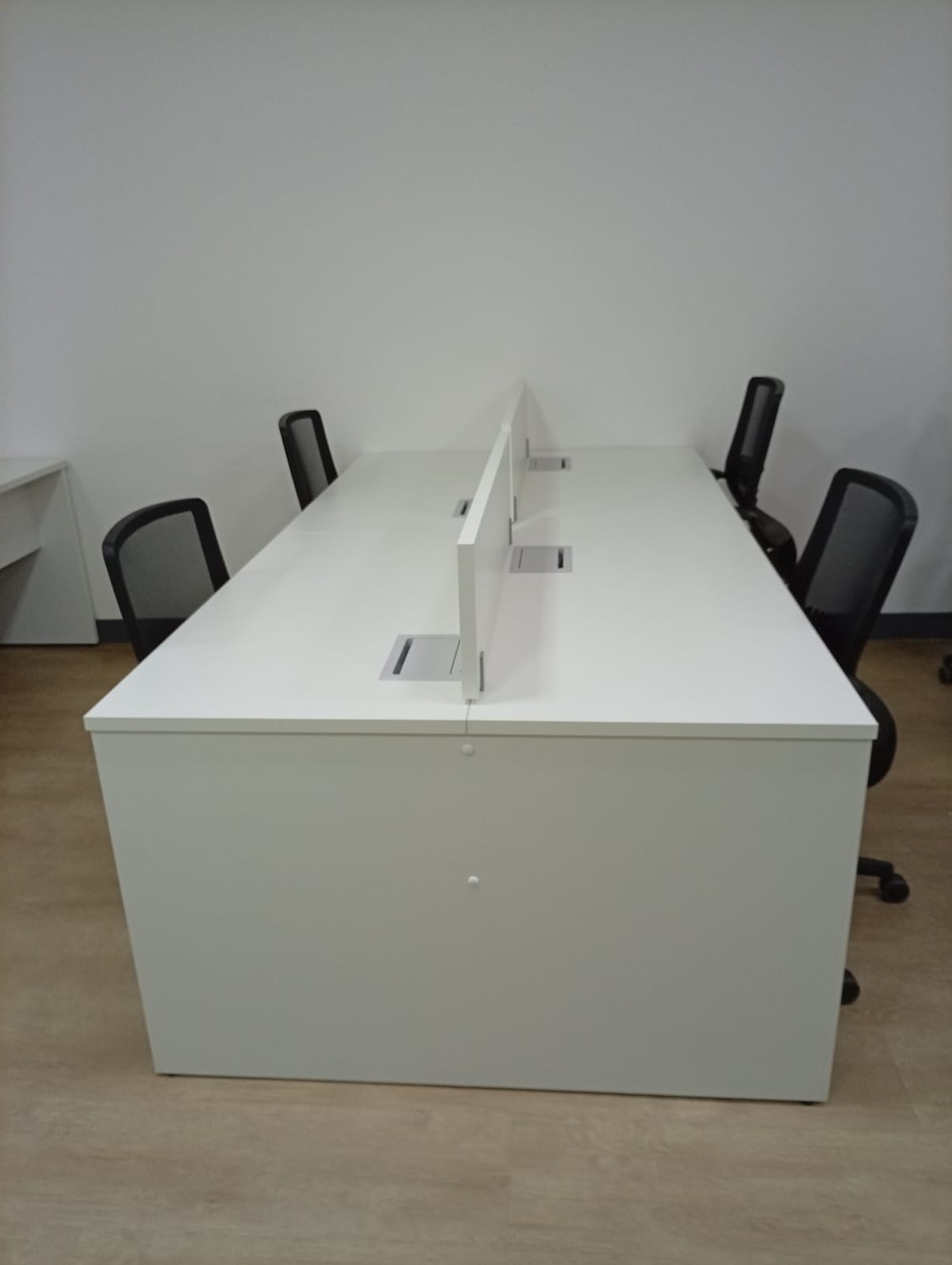 caixa de tomada, ambiente corporativo, infraestrutura elétrica, produtividade no escritório, organização de cabos, arquitetura corporativa, design de interiores B2B, mobiliário corporativo, Interiores Soluções Corporativas, divisórias de vidro, piso elevado, gestão de facilities, escritório moderno 2026, BH corporativo, soluções integradas para escritórios, Interiores Soluções Corporativas, Interiores Corporativos BH, Interiores Corporativos MG, Interiores Corporativos Juiz de Fora, Interiores Corporativos Divinópolis, Interiores Corporativos Contagem, Interiores Corporativos Sete Lagoas, Interiores Corporativos MG,