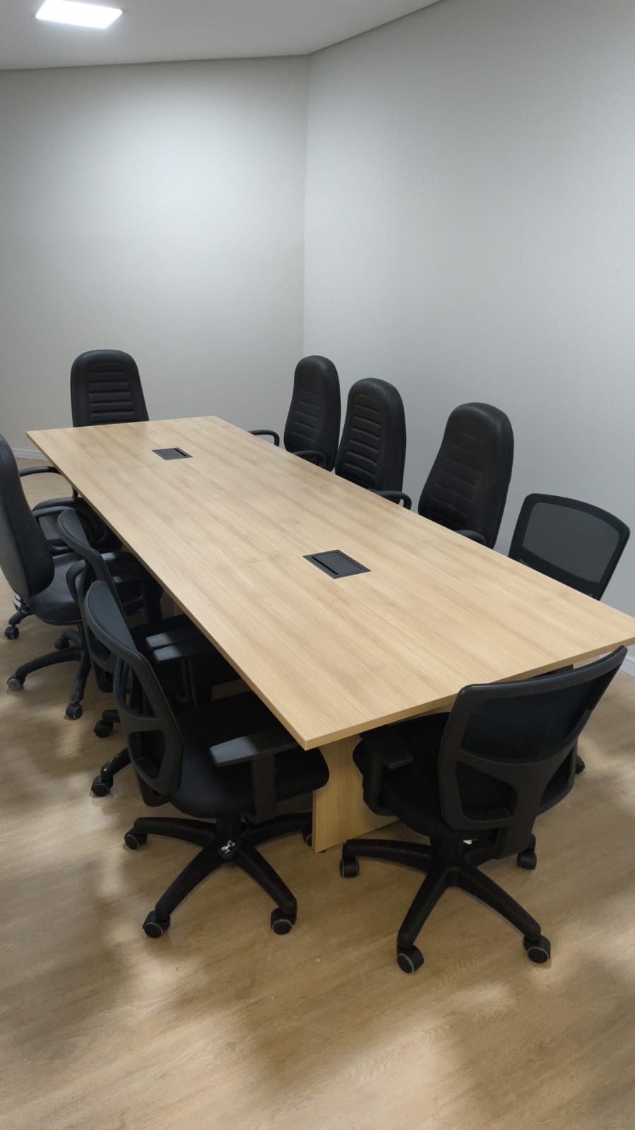 mesa de reunião para 10 pessoas, tamanho de mesa de reunião, mesa para sala de reunião, dimensionamento de sala de reunião, mobiliário corporativo,