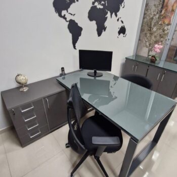 Mesa linha Slim com vidro sobre tampo + armário credenza