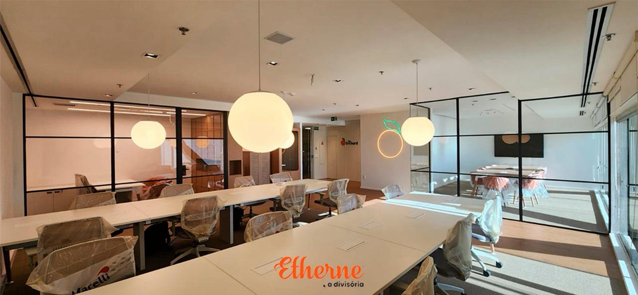 divisória em vidro, divisória vidro duplo, divisória vidro com persianas, divisória vidro polarizado, privacidade corporativa, requinte escritório, divisória corporativa vidro, arquitetura corporativa, design de interiores corporativo, isolamento acústico vidro, iluminação natural escritório, vidro temperado, vidro laminado, PVB acústico, NBR 7199, produtividade corporativa, bem-estar no trabalho, divisória modular, open space vidro, vidro inteligente, automação corporativa, mobiliário corporativo, soluções acústicas corporativas, Interiores Soluções Corporativas, infraestrutura de escritório, remanejamento de ambientes corporativos, mobiliário corporativo Belo Horizonte, mobiliário corporativo Juiz de Fora, mobiliário corporativo Divinópolis, mobiliário corporativo Contagem, mobiliário corporativo Betim, mobiliário corporativo Governador Valadares, mobiliário corporativo Pouso Alegre, mobiliário corporativo Varginha, mobiliário corporativo Pará de Minas, mobiliário corporativo Sete Lagoas, mobiliário corporativo Lagoa Santa, mobiliário corporativo Nova Lima, mobiliário corporativo Ouro Branco, mobiliário corporativo Brumadinho, Interiores Soluções Corporativas, Interiores Corporativos, Interiores Corporativos BH, Interiores Corporativos MG, Interiores Corporativos Divinópolis, Interiores Corporativos Varginha, Interiores Corporativos Uberlândia, Interiores Corporativos Itaúna, Interiores Corporativos Oliveira, Interiores Corporativos Formiga, Interiores Corporativos Manhuaçu, Interiores Corporativos Uberaba, Interiores Corporativos Contagem, Interiores Corporativos Nova Lima, Interiores Corporativos Betim, Interiores Corporativos Montes Claros, Interiores Corporativos Claudio, Interiores Corporativos Sete Lagoas, Interiores Corporativos Araxa, Interiores Corporativos Governador Valadares, Interiores Corporativos Pouso Alegre, Interiores Corporativos Juiz de Fora,