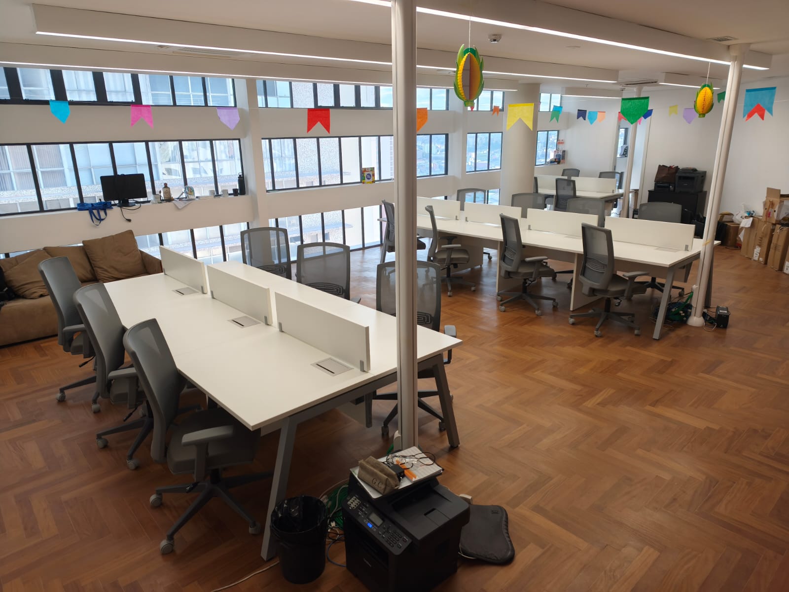 cadeira giratória, ergonomia no ambiente de trabalho, cadeiras para escritório, mobiliário corporativo, NR-17, saúde ocupacional, Interiores Corporativos,
