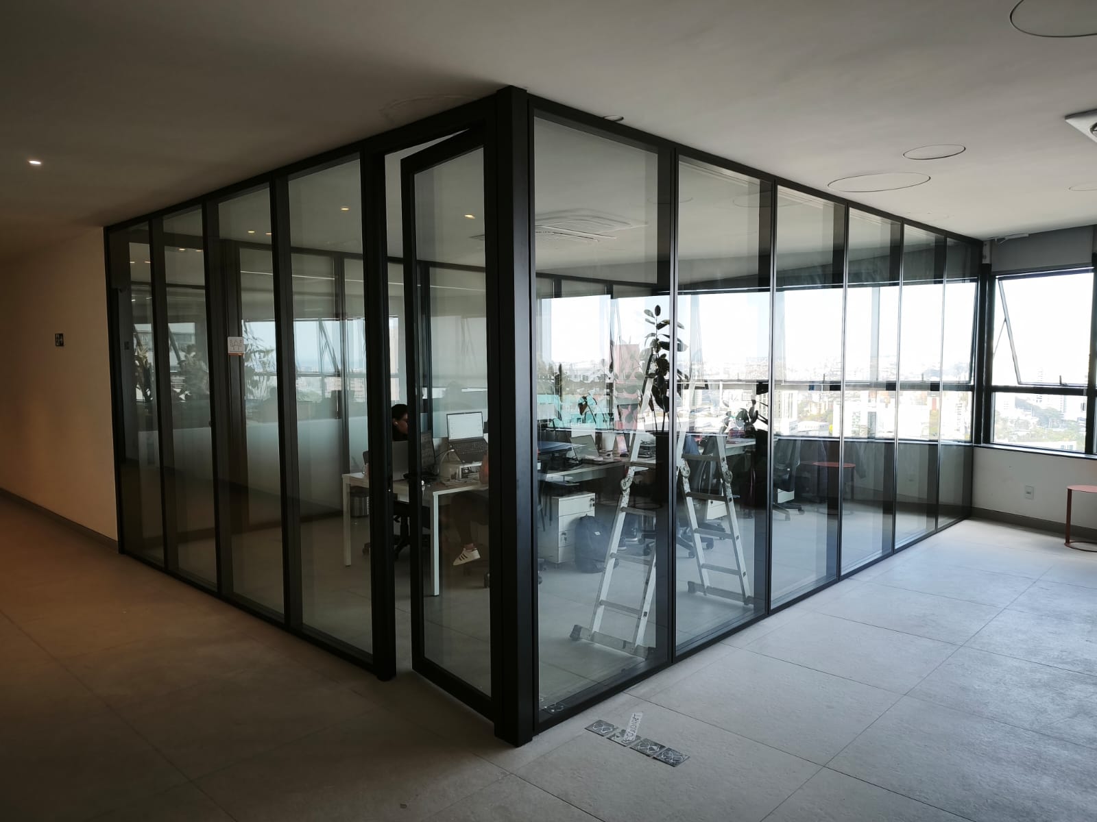 divisória vidro duplo, divisória corporativa, isolamento acústico escritório, privacidade corporativa, requinte escritório, vidro duplo acústico, divisória piso teto, persianas internas vidro, arquitetura corporativa, design de interiores corporativo, conforto acústico, NR-15, NR-09, NBR 15.141, equipe qualificada montagem divisória, instalação divisória vidro, mão de obra especializada, cumprimento prazo entrega, assistência técnica divisória, mobiliário corporativo, produtividade corporativa, bem-estar no trabalho, divisória modular, vidro temperado laminado, PVB acústico, Interiores Soluções Corporativas, montagem e desmontagem corporativa, Interiores Corporativos BH, WHEL piso elevado, SPERONE caixas de tomadas, mobiliário corporativo, divisórias corporativas, cadeiras ergonômicas, arquitetura corporativa, design de interiores corporativo, escritório moderno, ergonomia corporativa, ambiente de trabalho, soluções corporativas, Interiores Corporativos BH, móveis para escritório, divisórias de vidro, piso elevado, NR-17, neuroarquitetura, design biofílico 2026, mobiliário corporativo, móveis corporativos sofisticados, design de interiores corporativo, divisórias corporativas, cadeiras ergonômicas corporativas, mobiliário de escritório de alto padrão, arquitetura corporativa, ambiente de trabalho corporativo, móveis para escritório B2B, design corporativo, ergonomia corporativa, soluções corporativas, mobiliário sofisticado, móveis executivos, divisórias em vidro corporativas, cabine acústica, piso elevado corporativo, readequação de ambientes corporativos, mobiliário corporativo personalizado, Interiores Corporativos, design de interiores corporativo, arquitetura corporativa, mobiliário corporativo, readequação de ambientes corporativos, divisória de vidro para sala de reunião, cabine acústica, divisória de vidro e MDF, mobiliário corporativo, soluções acústicas corporativas, Interiores Soluções Corporativas, infraestrutura de escritório, remanejamento de ambientes corporativos, mobiliário corporativo Belo Horizonte, mobiliário corporativo Juiz de Fora, mobiliário corporativo Divinópolis, mobiliário corporativo Contagem, mobiliário corporativo Betim, mobiliário corporativo Governador Valadares, mobiliário corporativo Pouso Alegre, mobiliário corporativo Varginha, mobiliário corporativo Pará de Minas, mobiliário corporativo Sete Lagoas, mobiliário corporativo Lagoa Santa, mobiliário corporativo Nova Lima, mobiliário corporativo Ouro Branco, mobiliário corporativo Brumadinho, Interiores Soluções Corporativas, Interiores Corporativos, Interiores Corporativos BH, Interiores Corporativos MG, Divisória Corporativa Divinópolis, Divisória Corporativa Varginha, Divisória Corporativa Uberlândia, Divisória Corporativa Itaúna, Divisória Corporativa Oliveira, Divisória Corporativa Formiga, Divisória Corporativa Manhuaçu, Divisória Corporativa Uberaba, Divisória Corporativa Contagem, Divisória Corporativa Nova Lima, Divisória Corporativa Betim, Divisória Corporativa Montes Claros, Divisória Corporativa Claudio, Divisória Corporativa Sete Lagoas, Divisória Corporativa Araxa, Divisória Corporativa Governador Valadares, Divisória Corporativa Pouso Alegre, Divisória Corporativa Juiz de Fora,