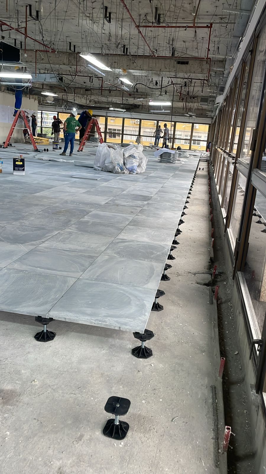 piso elevado, piso elevado de granito, piso elevado de ardósia, granito ou ardósia, piso elevado corporativo, piso elevado para escritório, piso técnico, placas de piso elevado, piso elevado data center, revestimento para piso elevado, divisórias corporativas, mobiliário corporativo, arquitetura corporativa, design de interiores corporativo, soluções corporativas, Interiores Corporativos, Interiores Soluções Corporativas,