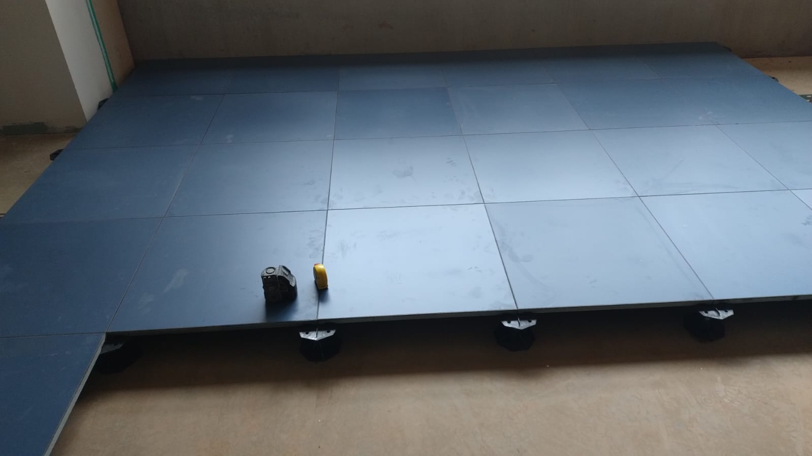 piso elevado no ambiente corporativo, piso técnico, cabeamento estruturado, flexibilidade de layout, remanejamento de escritórios, climatização corporativa,