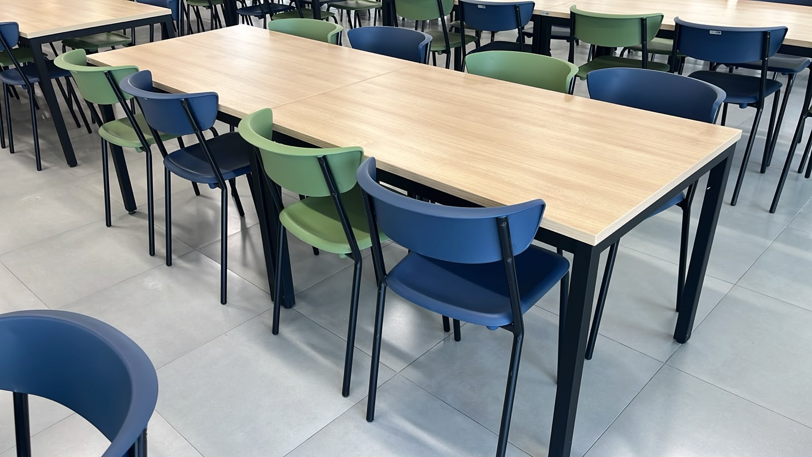 mobiliário corporativo, mobiliário para refeitório, mesa de refeitório, cadeiras corporativas, cadeiras empilháveis, móveis para escritório, área de convivência corporativa, design de interiores corporativo, arquitetura corporativa, ergonomia no trabalho, refeitório de empresa, copa corporativa, mobiliário B2B, readequação de ambientes, Interiores Soluções Corporativas, Interiores Corporativos,