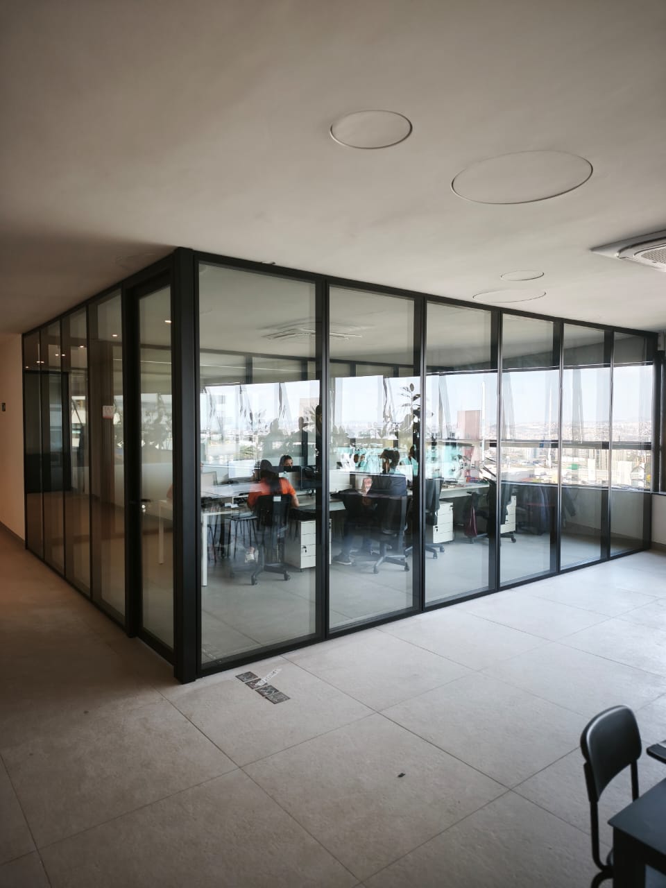 vidro laminado ou temperado, divisória de vidro corporativa, vidro de segurança para escritório, divisória piso teto em vidro, NBR 7199,