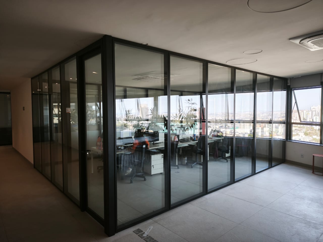 Transforme seu escritório com divisórias de vidro com persianas. Garanta luxo, privacidade acústica e luz natural para impulsionar os resultados da sua equipe.