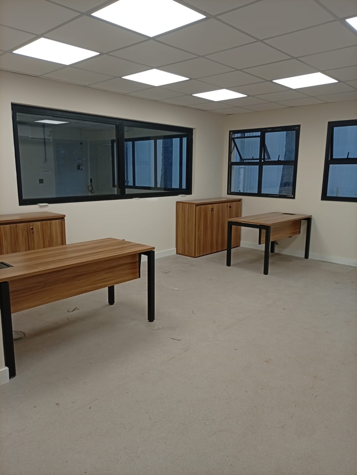 Saiba como escolher a mesa corporativa ideal para sua empresa. Compare modelos, ergonomia, materiais e soluções com a Interiores Corporativos.