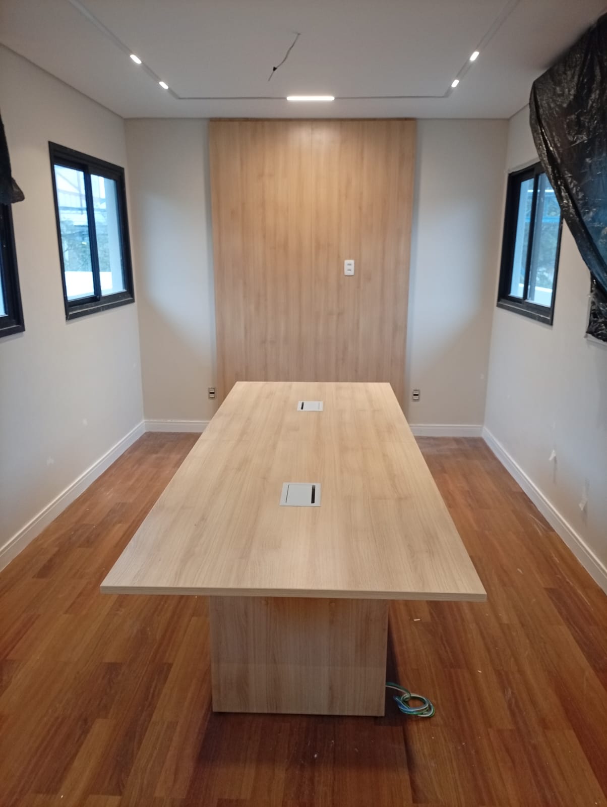 caixa de tomadas para mesa de trabalho, tomada retrátil para mesa, caixa de tomada para piso elevado, conectividade em estações de trabalho,