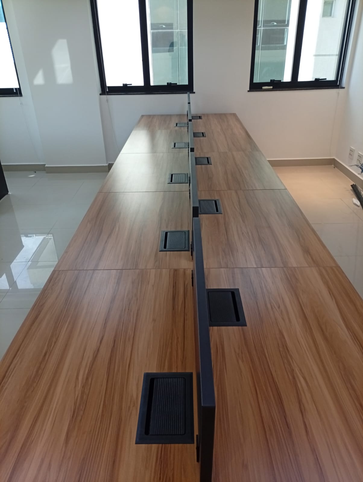 mobiliário corporativo com caixa de tomadas, caixa de tomadas para escritório, conectividade corporativa, mobiliário corporativo, infraestrutura de escritório, gerenciamento de cabos, piso elevado, design de interiores corporativo, ergonomia no trabalho, ambiente corporativo, produtividade no trabalho, arquitetura corporativa, posto de trabalho, escritório B2B, cabeamento elétrico, cabines acústicas, divisórias corporativas, NR-17, segurança elétrica no trabalho, Interiores Corporativos, Interiores Soluções Corporativas,