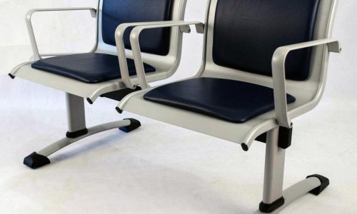 cadeiras em logarina, poltronas interligadas, cadeiras para sala de espera, mobiliário para recepção, cadeiras fixas para empresas, organização em ambientes corporativos, cadeiras para recepção de escritório, mobiliário corporativo, cadeiras com base metálica, cadeiras resistentes para espera, conforto em recepção, design para ambientes de espera,