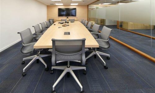 o dimensionamento de uma mesa de reunião para 20 pessoas parte da borda ocupada por assento e da circulação da sala, e não do tamanho isolado do móvel.