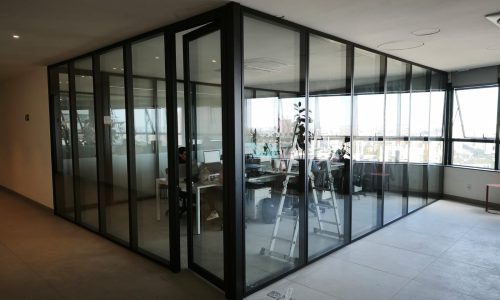 divisória vidro duplo, divisória corporativa, isolamento acústico escritório, privacidade corporativa, requinte escritório, vidro duplo acústico, divisória piso teto, persianas internas vidro, arquitetura corporativa, design de interiores corporativo, conforto acústico, NR-15, NR-09, NBR 15.141, equipe qualificada montagem divisória, instalação divisória vidro, mão de obra especializada, cumprimento prazo entrega, assistência técnica divisória, mobiliário corporativo, produtividade corporativa, bem-estar no trabalho, divisória modular, vidro temperado laminado, PVB acústico, Interiores Soluções Corporativas, montagem e desmontagem corporativa, Interiores Corporativos BH, WHEL piso elevado, SPERONE caixas de tomadas, mobiliário corporativo, divisórias corporativas, cadeiras ergonômicas, arquitetura corporativa, design de interiores corporativo, escritório moderno, ergonomia corporativa, ambiente de trabalho, soluções corporativas, Interiores Corporativos BH, móveis para escritório, divisórias de vidro, piso elevado, NR-17, neuroarquitetura, design biofílico 2026, mobiliário corporativo, móveis corporativos sofisticados, design de interiores corporativo, divisórias corporativas, cadeiras ergonômicas corporativas, mobiliário de escritório de alto padrão, arquitetura corporativa, ambiente de trabalho corporativo, móveis para escritório B2B, design corporativo, ergonomia corporativa, soluções corporativas, mobiliário sofisticado, móveis executivos, divisórias em vidro corporativas, cabine acústica, piso elevado corporativo, readequação de ambientes corporativos, mobiliário corporativo personalizado, Interiores Corporativos, design de interiores corporativo, arquitetura corporativa, mobiliário corporativo, readequação de ambientes corporativos, divisória de vidro para sala de reunião, cabine acústica, divisória de vidro e MDF, mobiliário corporativo, soluções acústicas corporativas, Interiores Soluções Corporativas, infraestrutura de escritório, remanejamento de ambientes corporativos, mobiliário corporativo Belo Horizonte, mobiliário corporativo Juiz de Fora, mobiliário corporativo Divinópolis, mobiliário corporativo Contagem, mobiliário corporativo Betim, mobiliário corporativo Governador Valadares, mobiliário corporativo Pouso Alegre, mobiliário corporativo Varginha, mobiliário corporativo Pará de Minas, mobiliário corporativo Sete Lagoas, mobiliário corporativo Lagoa Santa, mobiliário corporativo Nova Lima, mobiliário corporativo Ouro Branco, mobiliário corporativo Brumadinho, Interiores Soluções Corporativas, Interiores Corporativos, Interiores Corporativos BH, Interiores Corporativos MG, Divisória Corporativa Divinópolis, Divisória Corporativa Varginha, Divisória Corporativa Uberlândia, Divisória Corporativa Itaúna, Divisória Corporativa Oliveira, Divisória Corporativa Formiga, Divisória Corporativa Manhuaçu, Divisória Corporativa Uberaba, Divisória Corporativa Contagem, Divisória Corporativa Nova Lima, Divisória Corporativa Betim, Divisória Corporativa Montes Claros, Divisória Corporativa Claudio, Divisória Corporativa Sete Lagoas, Divisória Corporativa Araxa, Divisória Corporativa Governador Valadares, Divisória Corporativa Pouso Alegre, Divisória Corporativa Juiz de Fora,