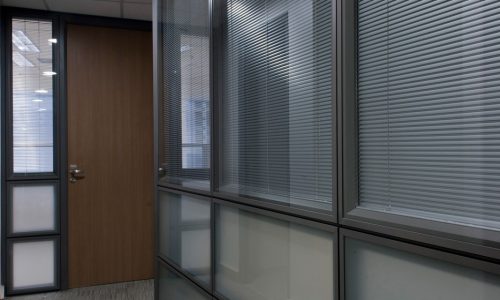 Divisória Corporativa Em Vidro Duplo BH, Divisórias Com Persianas BH, Divisórias Corporativas BH, Design Corporativo BH, Escritório Moderno BH, Arquitetura Corporativa BH, Ambientes Produtivos BH, Interiores Corporativos BH,