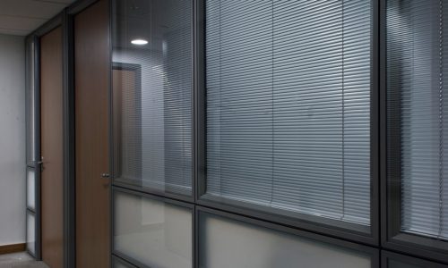 Divisórias Corporativas BH, Divisórias em Vidro BH, Divisórias Vidro Duplo BH, Mobiliário Corporativo BH, Layout Corporativo BH, Arquitetura Corporativa BH, Design Corporativo BH, Piso Elevado BH, Caixa de Tomadas BH, 