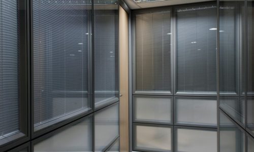 Vidro Temperado BH, Vidro Laminado BH, Divisórias em Vidro BH, Mobiliário Corporativo BH, Escritório Moderno BH, Vidro de Segurança BH, Isolamento Acústico Corporativo BH, Divisória Piso Teto BH, Ambientes Corporativos Sofisticados BH, Ergonomia e Design Corporativo BH, Interiores Corporativos BH,