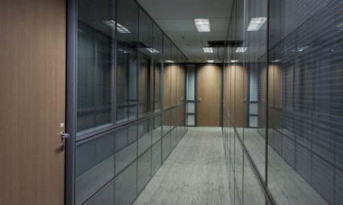 divisórias corporativas, mobiliário corporativo, espaço de trabalho, design de interiores, ambiente corporativo, vidro temperado, cabine acústica, piso elevado, infraestrutura corporativa, readequação de espaço, remanejamento corporativo, solução integrada, produtividade, bem-estar corporativo, identidade visual, arquitetura corporativa, divisória vidro, divisória MDF, painéis corporativos, biombos, portas telescópicas, cabeamento estruturado, assistência técnica, montagem especializada, B2B, interiores corporativos, flexibilidade de espaço, otimização de ambiente, escritório moderno, espaço colaborativo,