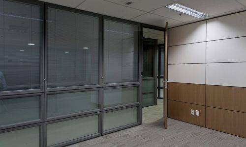 divisória de vidro com persiana, divisória piso-teto de vidro, divisória de vidro duplo com persiana interna, divisória acústica corporativa, divisória de vidro polarizado, divisória de vidro para escritório, divisória corporativa, divisória de vidro com persiana embutida, privacidade no escritório, luz natural no trabalho, design de interiores corporativo, arquitetura corporativa, mobiliário corporativo, readequação de ambientes corporativos, divisória de vidro para sala de reunião, cabine acústica, divisória de vidro e MDF, mobiliário corporativo, soluções acústicas corporativas, Interiores Soluções Corporativas, infraestrutura de escritório, remanejamento de ambientes corporativos, mobiliário corporativo Belo Horizonte, mobiliário corporativo Juiz de Fora, mobiliário corporativo Divinópolis, mobiliário corporativo Contagem, mobiliário corporativo Betim, mobiliário corporativo Governador Valadares, mobiliário corporativo Pouso Alegre, mobiliário corporativo Varginha, mobiliário corporativo Pará de Minas, mobiliário corporativo Sete Lagoas, mobiliário corporativo Lagoa Santa, mobiliário corporativo Nova Lima, mobiliário corporativo Ouro Branco, mobiliário corporativo Brumadinho, Interiores Soluções Corporativas, Interiores Corporativos, Interiores Corporativos BH, Interiores Corporativos MG, Divisória Corporativa Divinópolis, Divisória Corporativa Varginha, Divisória Corporativa Uberlândia, Divisória Corporativa Itaúna, Divisória Corporativa Oliveira, Divisória Corporativa Formiga, Divisória Corporativa Manhuaçu, Divisória Corporativa Uberaba, Divisória Corporativa Contagem, Divisória Corporativa Nova Lima, Divisória Corporativa Betim, Divisória Corporativa Montes Claros, Divisória Corporativa Claudio, Divisória Corporativa Sete Lagoas, Divisória Corporativa Araxa, Divisória Corporativa Governador Valadares, Divisória Corporativa Pouso Alegre, Divisória Corporativa Juiz de Fora,