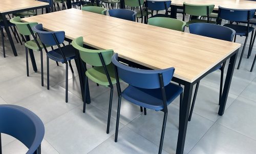 mobiliário corporativo, mobiliário para refeitório, mesa de refeitório, cadeiras corporativas, cadeiras empilháveis, móveis para escritório, área de convivência corporativa, design de interiores corporativo, arquitetura corporativa, ergonomia no trabalho, refeitório de empresa, copa corporativa, mobiliário B2B, readequação de ambientes, Interiores Soluções Corporativas, Interiores Corporativos,