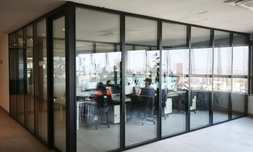 vidro laminado ou temperado, divisória de vidro corporativa, vidro de segurança para escritório, divisória piso teto em vidro, NBR 7199,