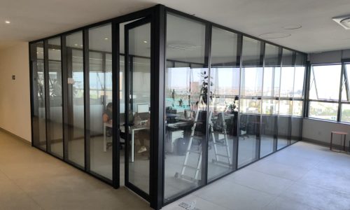 divisória para sala da diretoria · divisória corporativa de vidro · divisória acústica · divisórias piso-teto,