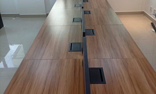 mobiliário corporativo com caixa de tomadas, caixa de tomadas para escritório, conectividade corporativa, mobiliário corporativo, infraestrutura de escritório, gerenciamento de cabos, piso elevado, design de interiores corporativo, ergonomia no trabalho, ambiente corporativo, produtividade no trabalho, arquitetura corporativa, posto de trabalho, escritório B2B, cabeamento elétrico, cabines acústicas, divisórias corporativas, NR-17, segurança elétrica no trabalho, Interiores Corporativos, Interiores Soluções Corporativas,